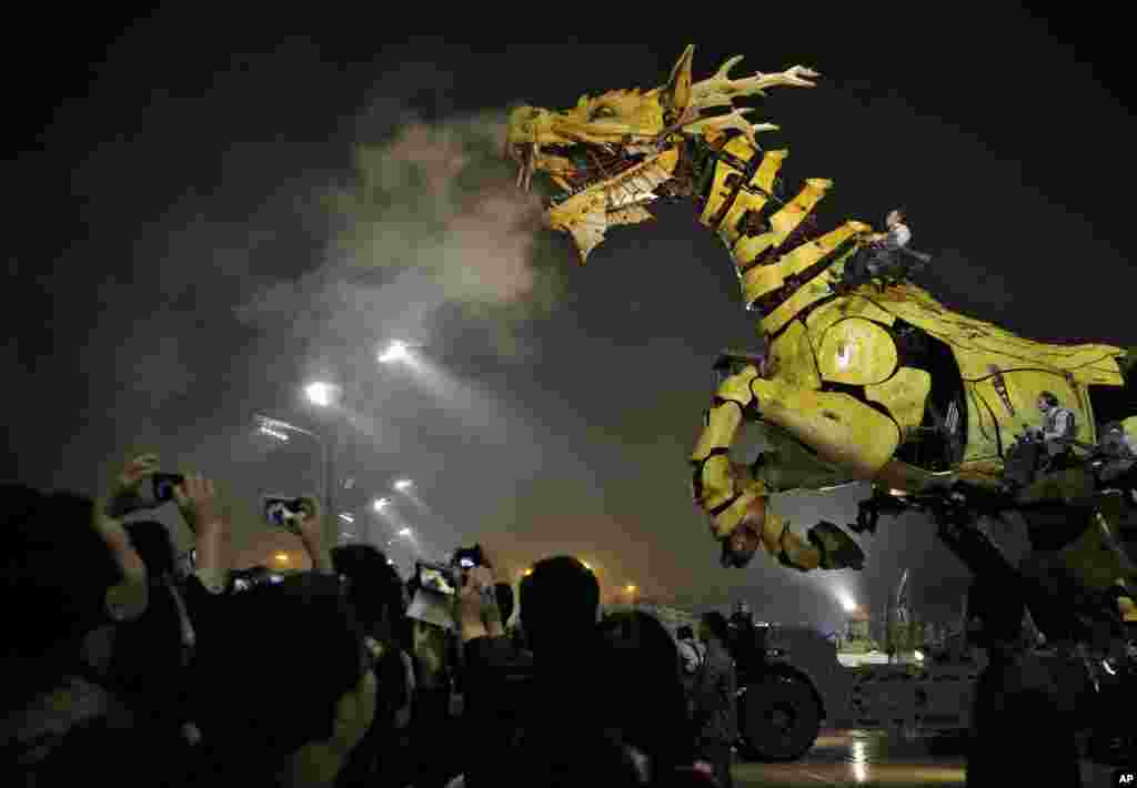 Warga mengambil foto "Long Ma" atau Kuda Dragon karya sebuah perusahaan Perancis dalam pameran di Beijing, China.