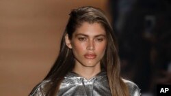 Valentino Sampaio mengenakan busana dari koleksi Amir Slama dalam peragaan busana Sao Paulo Fashion Week di Sao Paulo Brazil, 16 Maret 2017. (Foto: AP)