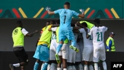 Jogadores do Senegal celebram golo da vitória sobre Zimbabwe no estádio de Kouekon, Bafoussam, 10 de Janeiro de 2022