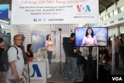 Kontes Presenter di Stand VOA Indonesia pada Festival Media dalam rangka memperingati HUT AJI ke-20 di Surabaya, Jumat, 16 Mei 2014 (Foto: VOA/Petrus)