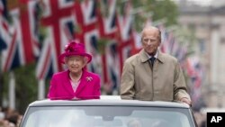 Britanska kraljica Elizabeta i princ Filip