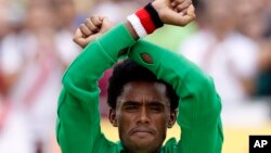 Le medaille d'argent Feyisa Lilesa, faisant le geste de protestation aux JO de Rio le 21 août 2016. (AP/ Robert F. Bukaty)