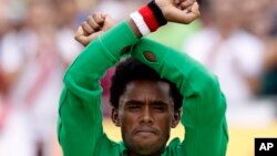 L'Éthiopien Feyisa Lilesa, croise les bras en signe de protestation contre son gouvernement à Rio de Janeiro, Brésil, le 21 août 2016.