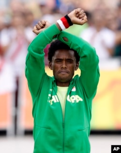 L'Éthiopien Feyisa Lilesa, croise les bras en signe de protestation.