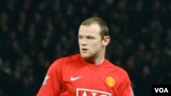 Walau sebelumnya menyatakan ingin pindah, Wayne Rooney memperpanjang kontraknya dengan MU hingga Juni 2015.