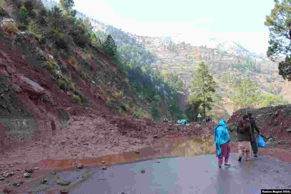 برفباری کی وجہ سے بعض بالائی علاقوں میں مٹی کے تودے بھی گرے۔ 
