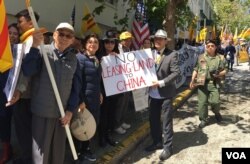 Nghị viên Tâm Nguyễn của thành phố San Jose cùng tấm bảng có dòng chữ "không cho Trung Quốc thuê đất".