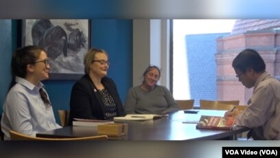 Các thành viên COVVHA có cuộc trò chuyện với VOA