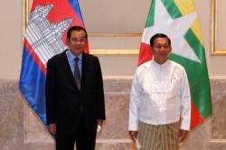 រូបឯកសារ៖ លោក​នាយករដ្ឋមន្ត្រី ហ៊ុន សែន ថតរូប​ជាមួយ​មេដឹកនាំ​យោធា​មីយ៉ាន់ម៉ា​លោក Min Aung Hlaing ​នៅ​មុន​កិច្ច​ប្រជុំមួយ​ នៅ​រដ្ឋធានី​ណៃពិដោ ប្រទេស​មីយ៉ាន់ម៉ា កាល​ពី​ថ្ងៃទី៧ ខែ​មករា ឆ្នាំ​២០២២។ (Photo by An Khoun SamAun / National Television of Cambodia (TVK) / AP)