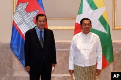 Perdana Menteri Kamboja Hun Sen, kiri, berfoto bersama dengan Ketua Dewan Administrasi Negara Myanmar, Jenderal Senior Min Aung Hlaing. (Foto: AP)
