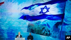 El primer ministro israelí, flanqueado por un guarda espaldas, habla ante el Comité de Asuntos Públicos Israel-Estados Unidos (AIPAC) en Washington.