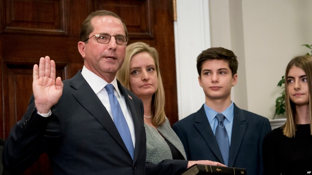 Alex Azar juramentó al cargo de secretario de Salud y Recursos Humanos acompañado de su esposa, hijos , amigos y familiares. 