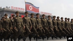 지난달 2013년 9월 북한 정권수립 65주년 기념 열병식에서 군인들이 행진하고 있다. (자료사진)