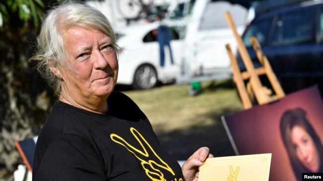 Ingrid Wall, ibu Kim Wall, memegang piagam yang akan diberikan kepada semua peserta "Run for Kim", acara amal peringatan untuk memperingati jurnalis Swedia yang terbunuh Kim Wall, di Trelleborg, Swedia 10 Agustus 2018.