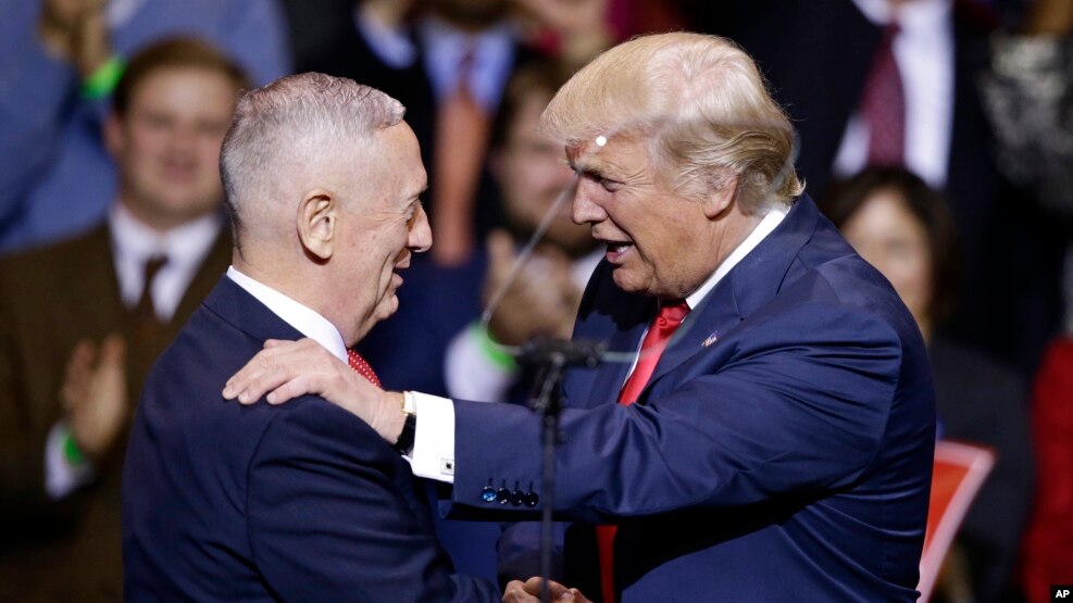 Tổng thống đắc cử Donald Trump (phải) giới thiệu Tướng James Mattis, người được đề cử làm bộ trưởng quốc phòng, tại một cuộc mít tinh ở Fayetteville, N.C., 6/12/2016.