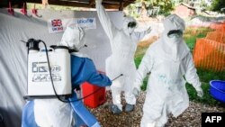 Personnel médical de l'unité de traitement Ebola à l'Hôpital général de Bwera à l'ouest de l'Ouganda à la frontière avec la RDC, le 12 décembre 2018.