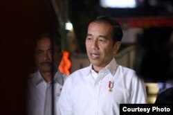 Presiden Joko Widodo di konferensi pers singkat di Alun-Alun Purworejo, Jawa Tengah, Kamis malam, 29 Agustus 2019. (Foto: Setpres RI)