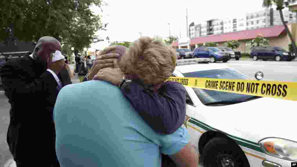 Le directeur exécutif de LGBT Terry DeCarlo, de la Floride est réconforté par le commissaire Patty Sheehan de la police d&#39;Orlando, après la fusillade dans la discothèque, le 12 juin 2016.