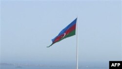 Велетенський прапор Азербайджану над столицею країни, Баку.