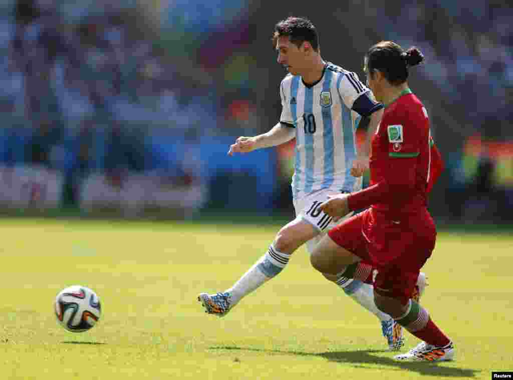 برازیل فٹ بال ورلڈ کپ کے گروپ ایف کے مقابلے میں ارجنٹینا اور ایران مد مقابل ہوئے