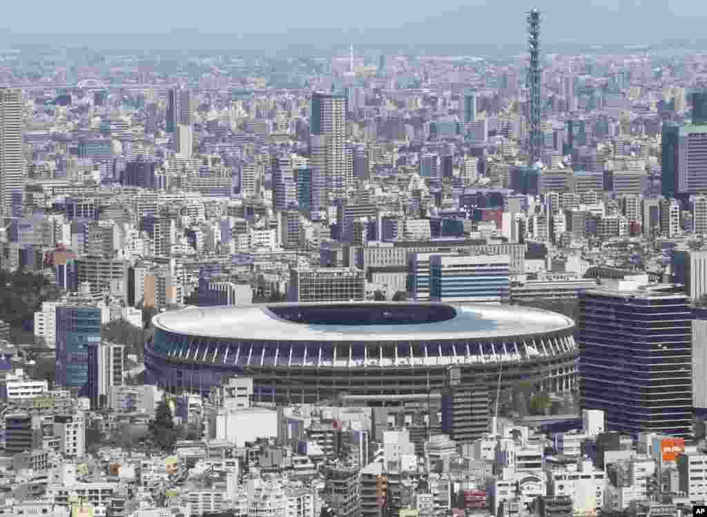 نمایی از استادیوم جدید ملی ژاپن که برای مراسم افتتاحیه و اختتامیه المپیک ۲۰۲۰ توکیو طراحی و بنا شده است.