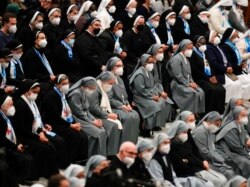Para biarawati mengenakan masker FFP2 mendengarkan Paus Fransiskus selama audiensi umum mingguannya di Aula Paulus VI, di Vatikan, 5 Januari 2022.