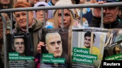29일 러시아 모스크바에서 시민들이 지난 7월 공정 선거 촉구 시위 과정에서 체포돼 구금된 인사들의 석방을 요구하고 있다.