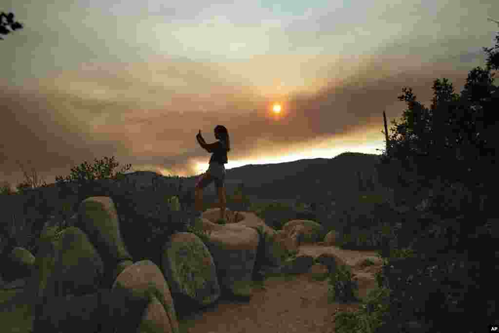 پوشیده شدن آسمان از دود برآمده از آتش سوزی جنگلی در منطقه فرگوسن کالیفرنیا