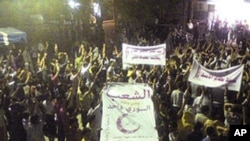 홈즈에서 대통령 퇴진을 요구하며 시위를 벌이는 시민들