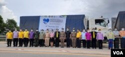 ျမန္မာႏုိင္ငံကုိ ထုိင္းႏုိင္ငံနယ္စပ္ မဲေဆာက္ၿမိဳ႕တာ၀န္ရွိသူေတြနဲ႔ ကုန္သည္ေတြက ေဆးဘက္ဆုိင္ရာပစၥည္း အကူအညီေတြ ေပးအပ္ခဲ့တဲ့ ျမင္ကြင္း။ (စက္တင္ဘာ ၂၉၊ ၂၀၂၀)