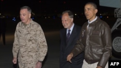 Predsednik Obama, američki ambasador u Avganistanu Džejms Kaningam i general Džozef Danfort, komandant medjunarodnih snaga u Avganistanu, Vazduhoplovna baza Bagram, 25. maj, 2014. 