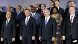 13일 폴란드 바르샤바에서 열린 중동문제 국제회의 참석자들이 기념촬영을 했다. 앞줄 왼쪽부터 마이크 펜스 미국 부통령, 안제이 두다 폴란드 대통령, 베냐민 네타냐후 이스라엘 총리, 마이크 폼페오 미국 국무장관.