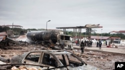 Bombeiros no local da explosão que aconteceu no Sábado em Acra, Gana. 8 de Outubro, 2017. 