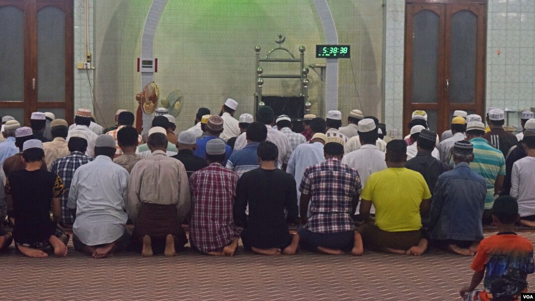 Myanmar Muslims are seen praying at a mosque in central Mandalay. (Photo - D. de Carteret/VOA)