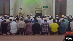 Myanmar Muslims are seen praying at a mosque in central Mandalay. (Photo - D. de Carteret/VOA)