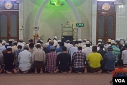 Myanmar Muslims are seen praying at a mosque in central Mandalay. (Photo - D. de Carteret/VOA)