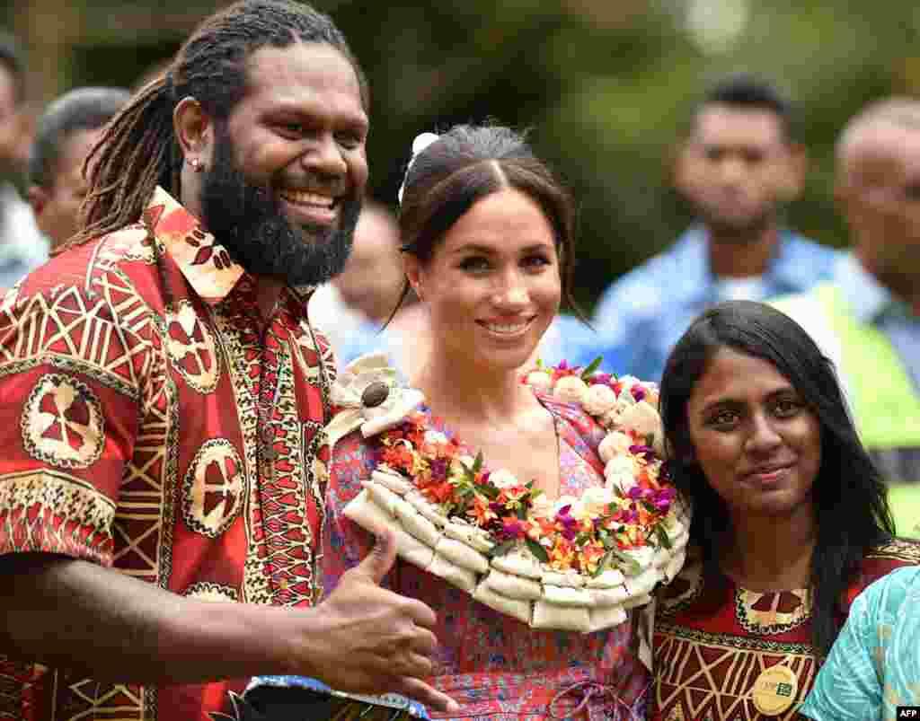 عکس یادگاری مگان مارکل همسر شاهزاده هری با طرفدارانش به هنگام بازدید از یک دانشگاه در سووا پایتخت فیجی