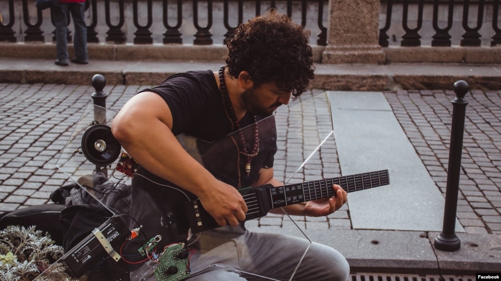 Seorang pemusik di Saint Petersburg, Rusia tengah memainkan gitar ciptaan Denis Goncharov, pendiri Noli Music. (Foto: Facebook/@Noliforall)