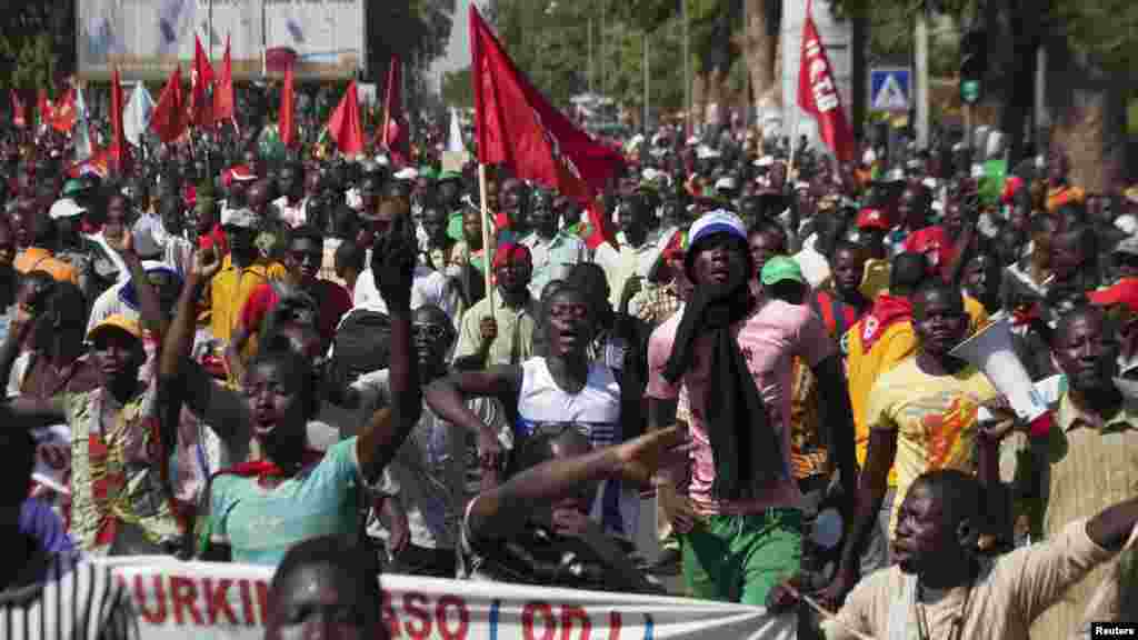 Des manifestants marchent contre le projet du président du Burkina Faso Blaise Compaoré de modifier la Constitution pour rester au pouvoir à Ouagadougou, capitale du Burkina Faso, le 29 octobre 2014. 