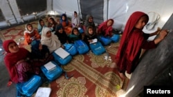 Anak-anak Afghanistan belajar di sebuah kelas darurat di kamp pengungsi (foto: ilustrasi).