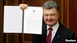 Ukrajinski predsednik, Petro Porošenko sa ratifikovanim sporazumom o pridruživanju sa EU, Kijev 16. septembar 2014.