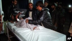 31일 아프가니스탄 카불 남부 헬만드 주에서 정부군 오폭으로 로켓 포탄이 떨어진 가운데, 부상 당한 어린이가 병원으로 이송되었다. 