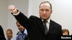 Pembunuh massal Norwegia, Anders Behring Breivik saat memasuki ruang sidang pengadilan di Oslo (foto; dok).