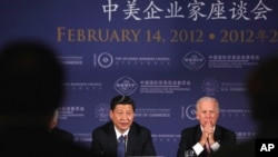 2012年2月14日时任美国副总统拜登和习近平在华盛顿美国商会举行的商业圆桌会议上