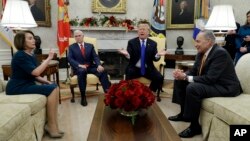 Liderka demokratske manjine u Predstavničkom domu Nancy Pelosi, potpredsjednik SAD Mike Pence, predsjednik SAD Donald Trump i lider demokratske manjine u Senatu Chuck Schumer na sastanku u Bijeloj kući, 11. decembar 2018.