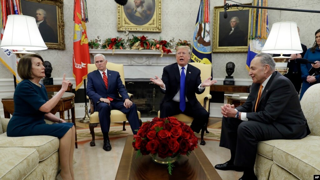 Tổng thống Donald Trump và Phó Tổng thống Mike Pence gặp gỡ Lãnh đạo Dân chủ Thượng viện Hoa Kỳ Chuck Schumer và Lãnh đạo Dân chủ Hạ viện Nancy Pelosi trong Phòng Bầu dục của Nhà Trắng, Washington, ngày 11 tháng 12, 2018.