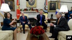 Líderes demócratas discuten con el presidente Donald Trump sobre el cierre del gobierno y la necesidad de incluir los fondos para construir el muro en la frontera con México como parte del presupuesto.