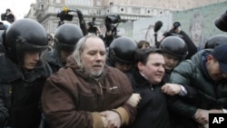 Interior Ministry officers detain opposition activists during a protest rally to defend Article 31 of the Russian constitution, which guarantees the right of assembly, in Moscow, March 31, 2012.