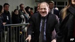 Los abogados de Harvey Weinstein suspenderán su caso de defensa el martes, pero no antes de responder la gran pregunta que se avecina sobre su juicio por violación en la ciudad de Nueva York: ¿correrá el riesgo de testificar?
