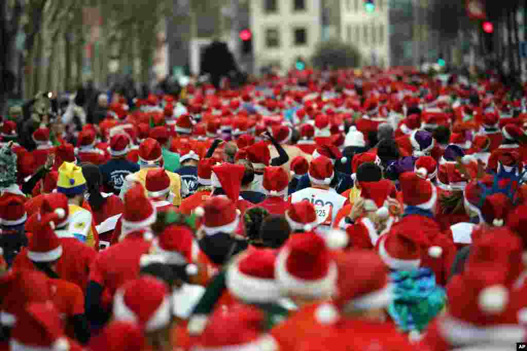 អ្នក​រត់ប្រណាំង​តុបតែង​ជា Santa Claus ចូលរួម​នៅ​ក្នុង​ការ​រត់ប្រណាំង Christmas Corrida Race នៅ​តាម​ផ្លូវ Issy Les Moulineaux ខាងក្រៅ​ក្រុង​ប៉ារីស ប្រទេស​បារាំង។